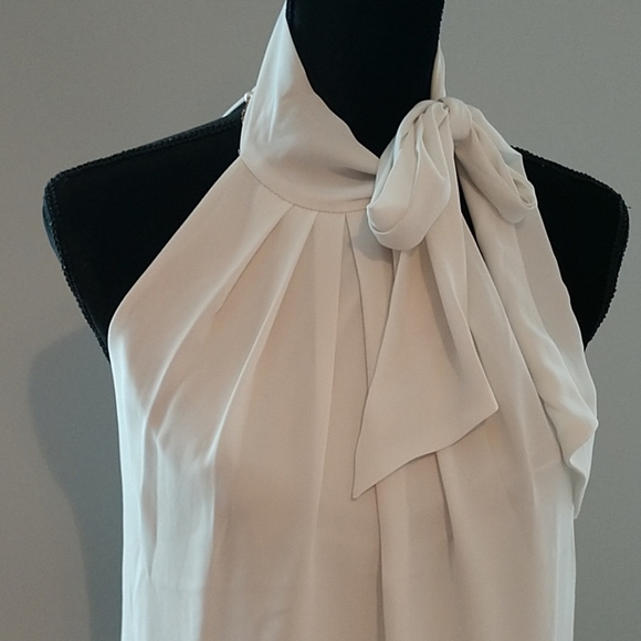 Express Blouse available Black only - Picture 2 of 7